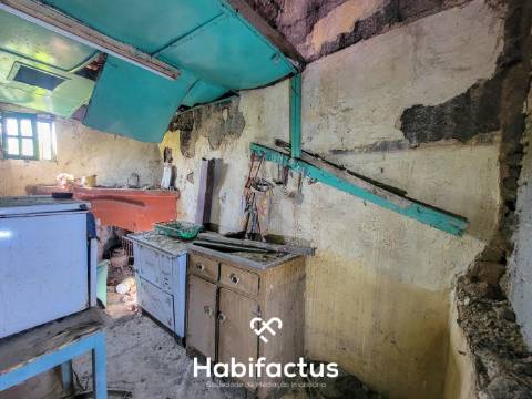 Moradia T2 á venda para Reconstrução Total no Centro Histórico de Santar – Potencial Único Uma oport