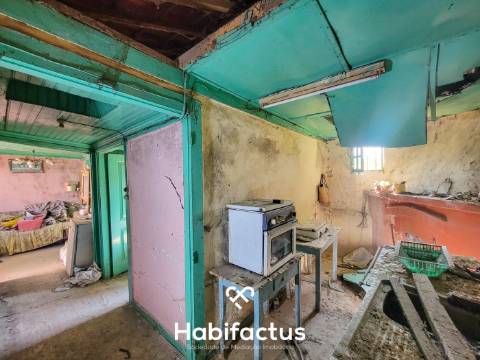 Moradia T2 á venda para Reconstrução Total no Centro Histórico de Santar – Potencial Único Uma oport