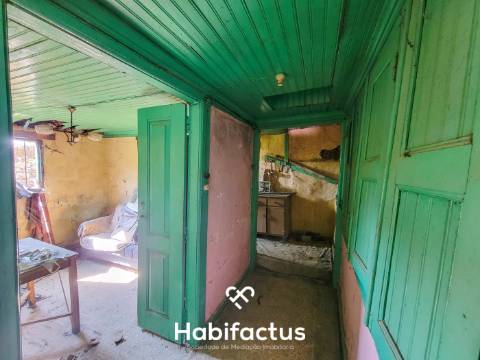 Moradia T2 á venda para Reconstrução Total no Centro Histórico de Santar – Potencial Único Uma oport