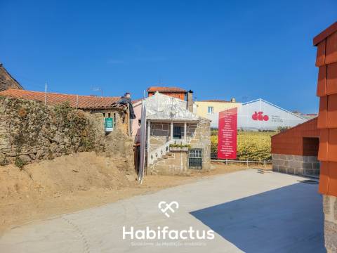 Moradia T2 á venda para Reconstrução Total no Centro Histórico de Santar – Potencial Único Uma oport