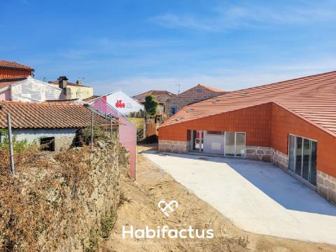 Moradia T2 á venda para Reconstrução Total no Centro Histórico de Santar – Potencial Único Uma oport