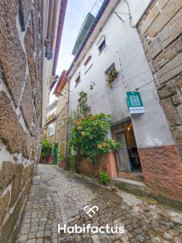 Moradia T3 á venda no Centro Histórico de Santar com Vista Privilegiada para as Vinhas e Serra da Es