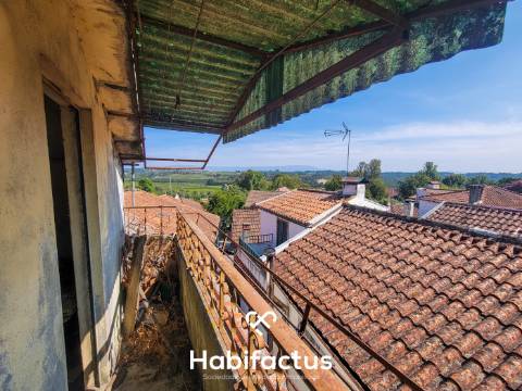 Moradia T3 á venda no Centro Histórico de Santar com Vista Privilegiada para as Vinhas e Serra da Es