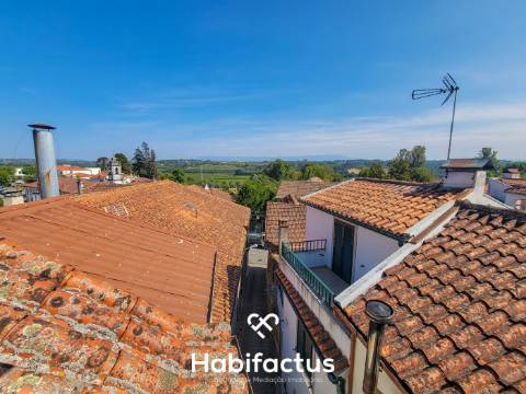 Moradia T3 á venda no Centro Histórico de Santar com Vista Privilegiada para as Vinhas e Serra da Es