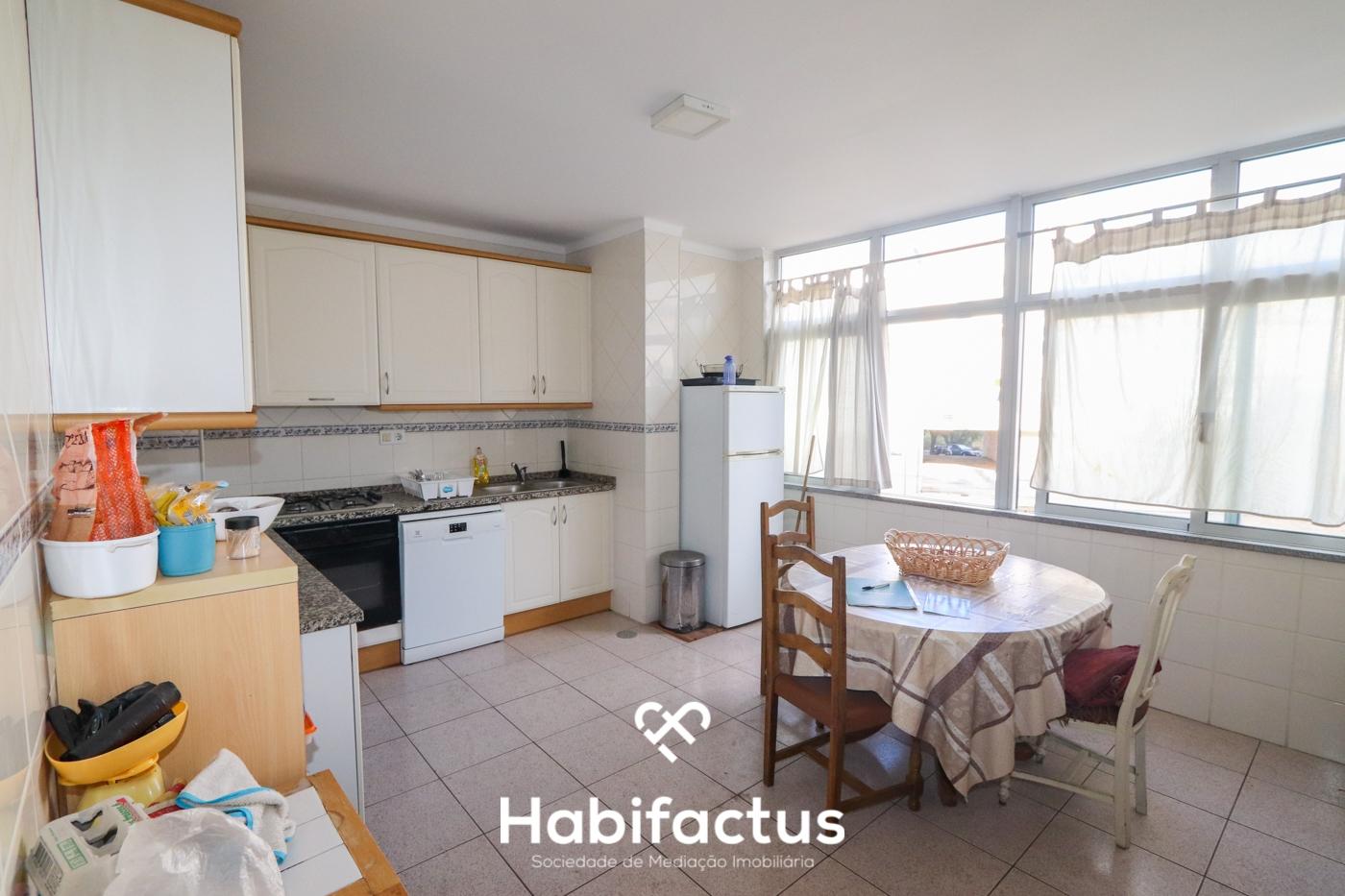 Apresento este apartamento T4 em Jugueiros, Viseu