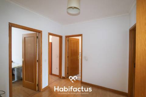 Apresento este apartamento T4 em Jugueiros, Viseu