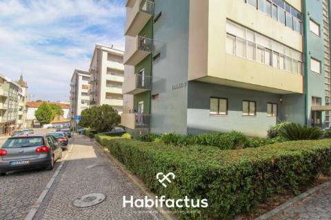 Apartamento T4 com duas entradas independentes no centro de Viseu