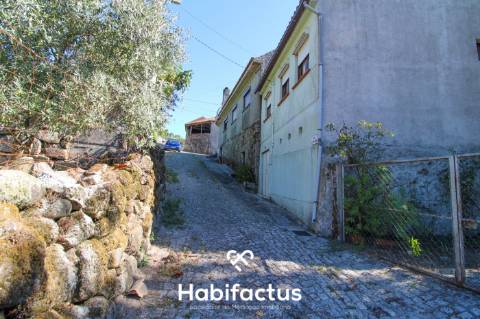 Moradia T4 com Potencial – Santiago de Besteiros (Tondela)