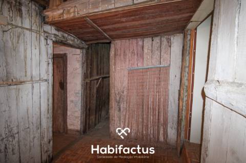 Moradia T4 com Potencial – Santiago de Besteiros (Tondela)