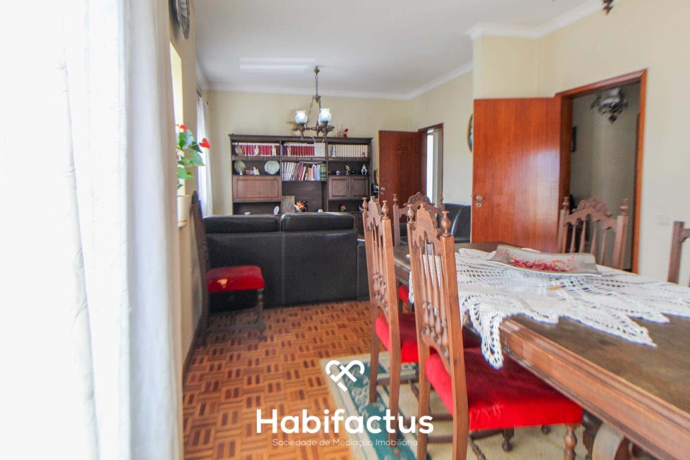 Moradia Isolada T3 com Estabelecimento Comercial – Viseu