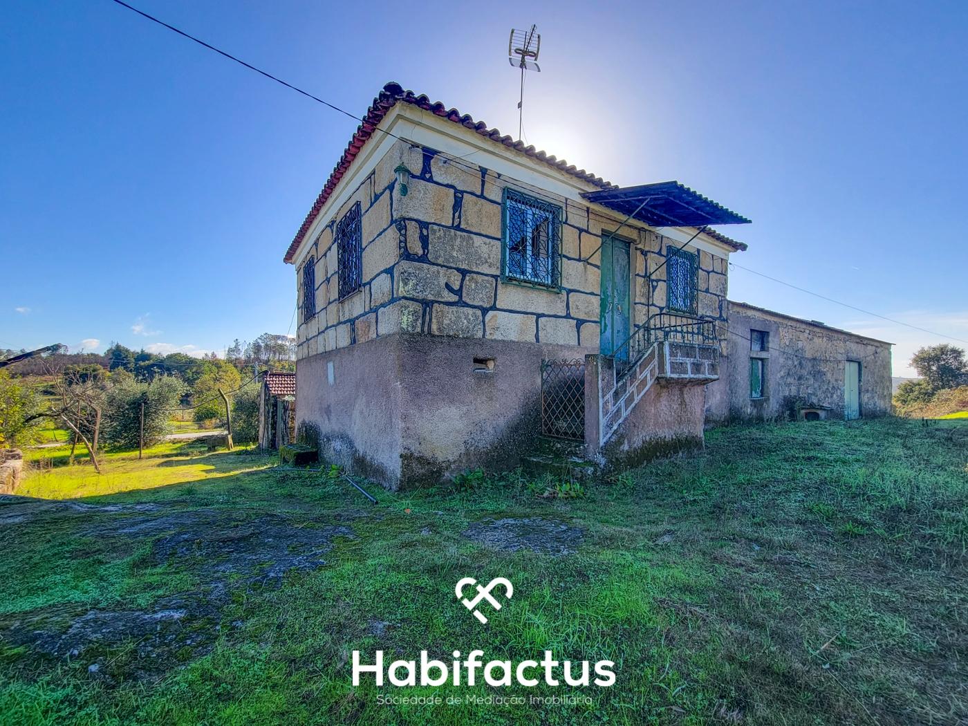 Moradia Isolada T2 em pedra para remodelar à venda – Gandufe, Mangualde - Viseu Viver rodeado de tra