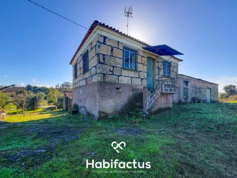 Moradia Isolada T2 em pedra para remodelar à venda – Gandufe, Mangualde - Viseu Viver rodeado de tra
