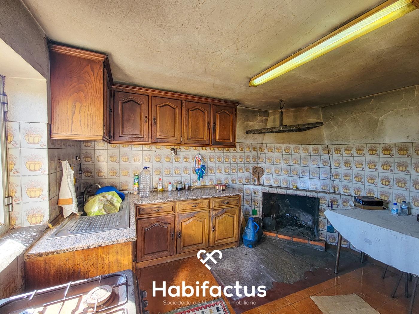 Moradia Isolada T2 em pedra para remodelar à venda – Gandufe, Mangualde - Viseu Viver rodeado de tra