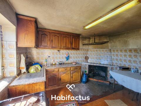 Moradia Isolada T2 em pedra para remodelar à venda – Gandufe, Mangualde - Viseu Viver rodeado de tra