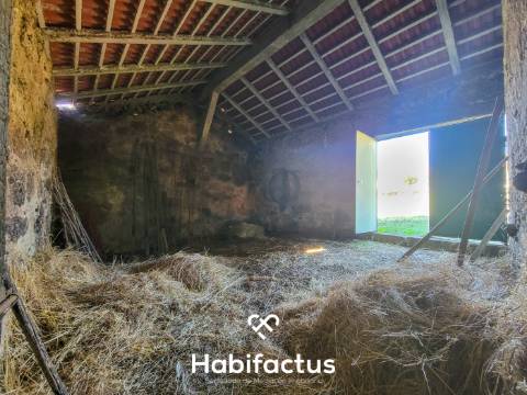 Moradia Isolada T2 em pedra para remodelar à venda – Gandufe, Mangualde - Viseu Viver rodeado de tra