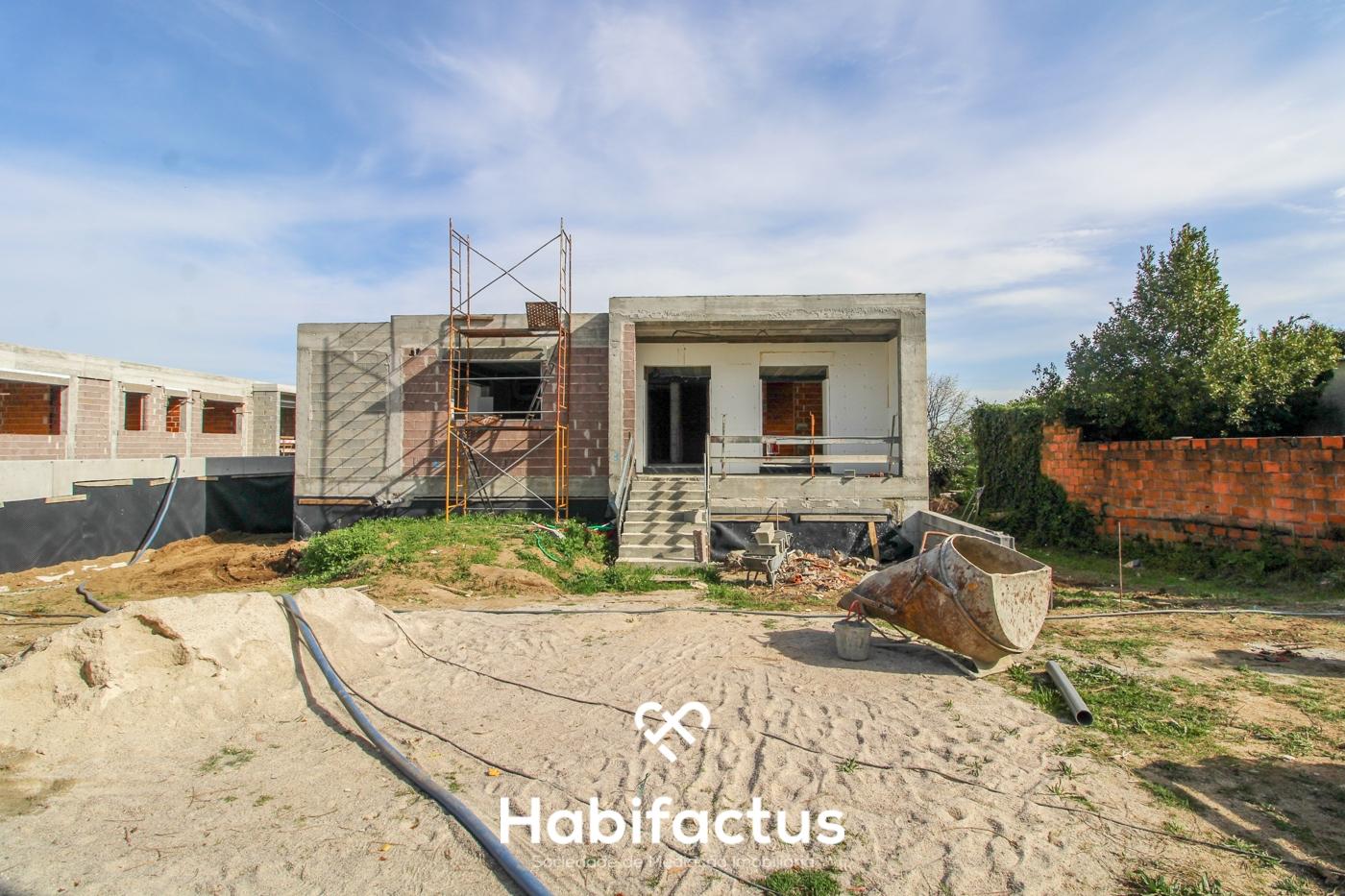 Moradia isolada T4 em construção, em Rebordinho - Viseu