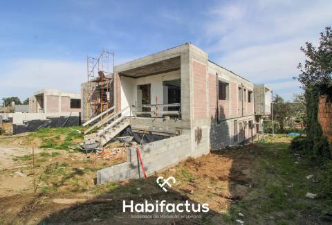 Moradia isolada T4 em construção, em Rebordinho - Viseu