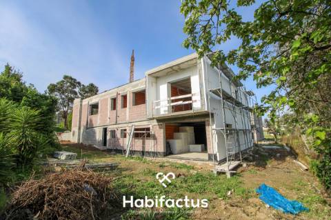 Moradia isolada T4 em construção, em Rebordinho - Viseu