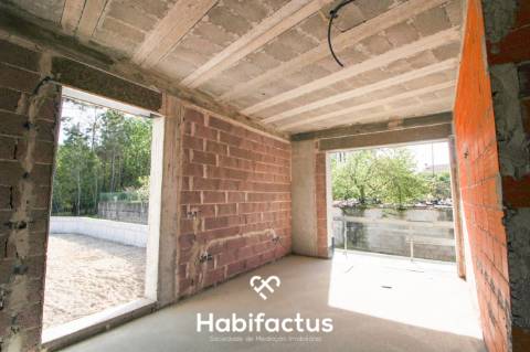 Moradia geminada T3 em construção, em Rebordinho  - Viseu