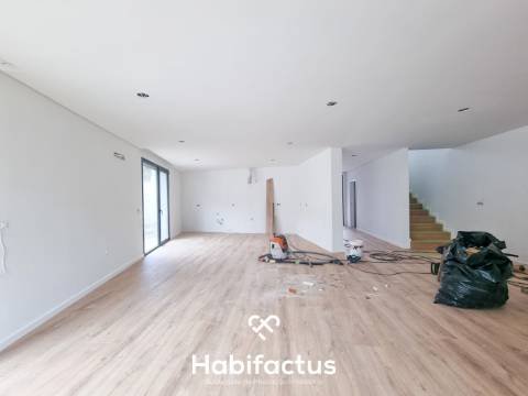 Moradia geminada T3 em construção, em Rebordinho  - Viseu