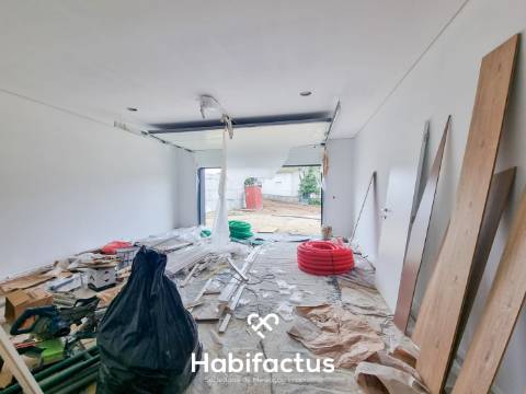 Moradia geminada T3 em construção, em Rebordinho  - Viseu