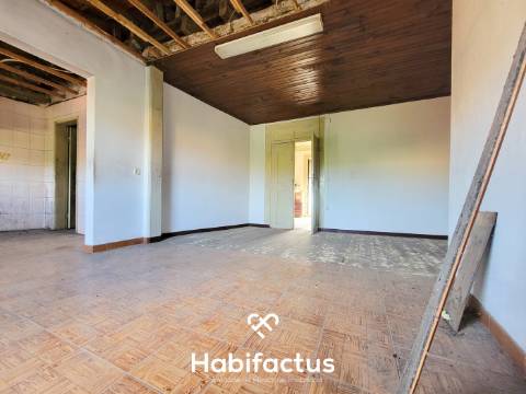 Moradia de Pedra T2 + 1 em Parada