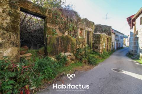 Duas Ruínas em pedra em Lajeosa do Dão