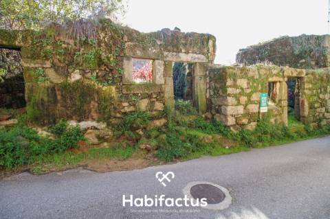 Duas Ruínas em pedra em Lajeosa do Dão