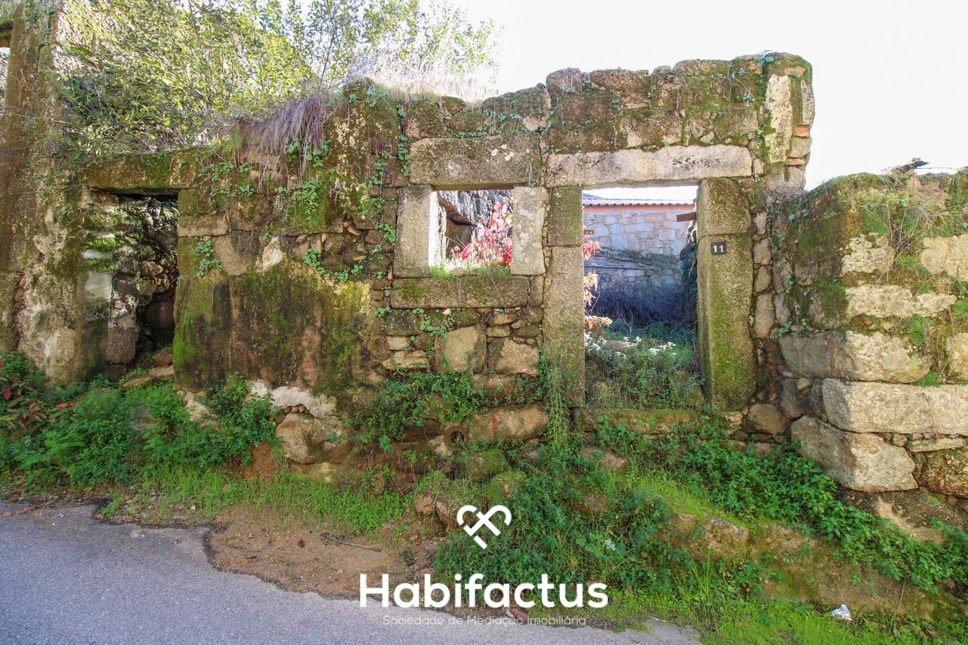 Duas Ruínas em pedra em Lajeosa do Dão