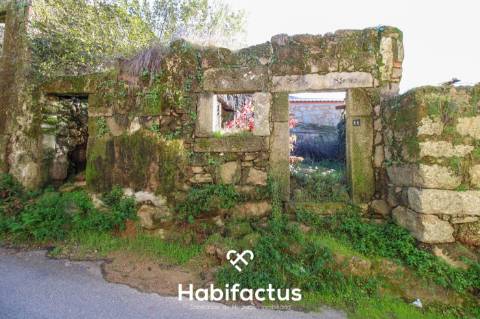 Duas Ruínas em pedra em Lajeosa do Dão