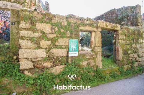 Duas Ruínas em pedra em Lajeosa do Dão