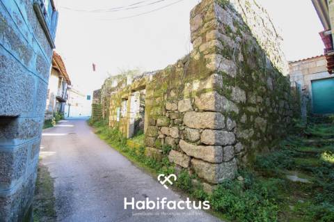 Duas Ruínas em pedra em Lajeosa do Dão