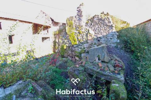 Duas Ruínas em pedra em Lajeosa do Dão