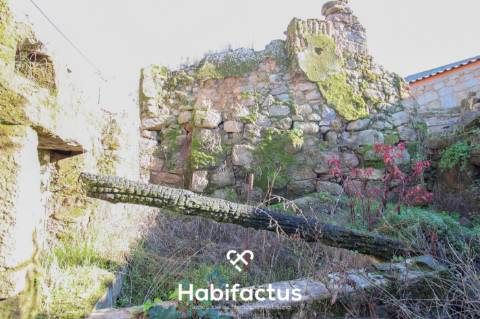 Duas Ruínas em pedra em Lajeosa do Dão