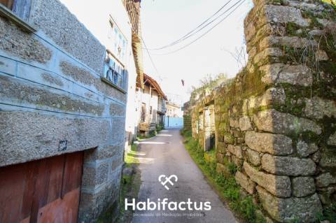 Duas Ruínas em pedra em Lajeosa do Dão