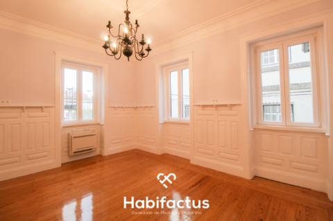 Andar Moradia T6 na Avenida Alberto Sampaio - Centro de Viseu