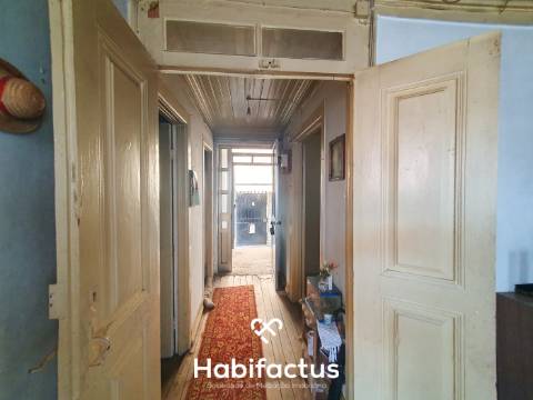 Moradia T3 à venda para Renovação em Paranhos da Beira - Seia