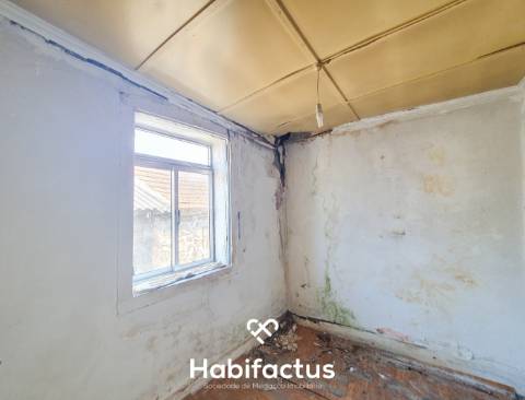 Moradia T3 à venda para Renovação em Paranhos da Beira - Seia