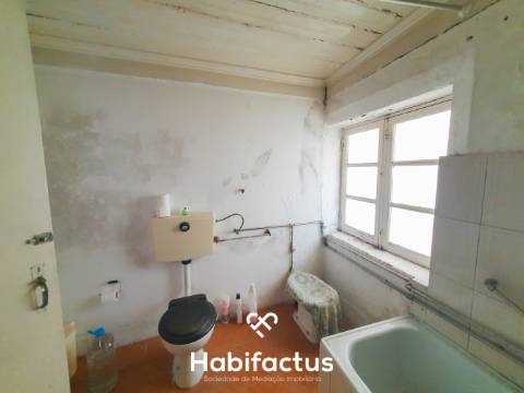 Moradia T3 à venda para Renovação em Paranhos da Beira - Seia