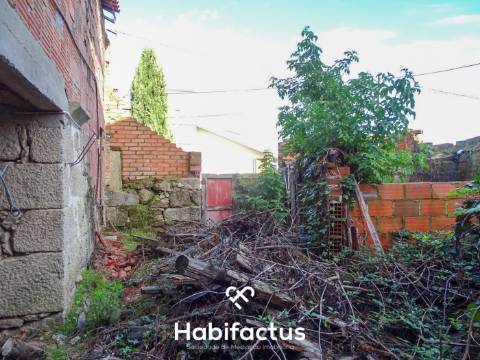 Moradia T3 para Remodelar – Campo de Besteiros, Tondela