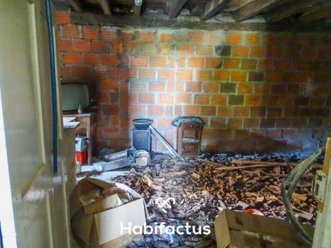 Moradia T3 para Remodelar – Campo de Besteiros, Tondela