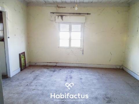 Moradia T3 para Remodelar – Campo de Besteiros, Tondela