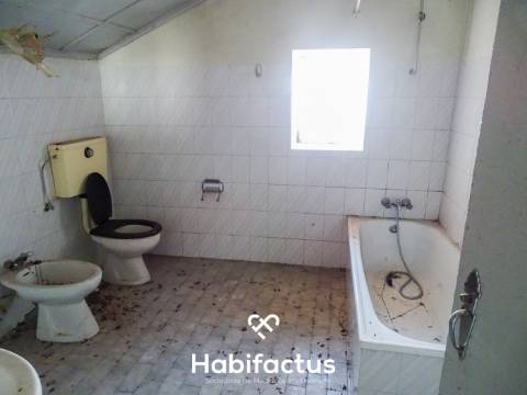 Moradia T3 para Remodelar – Campo de Besteiros, Tondela