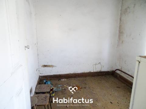 Moradia T3 para Remodelar – Campo de Besteiros, Tondela