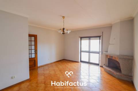 Apartamento T3 com garagem à venda no centro da cidade.