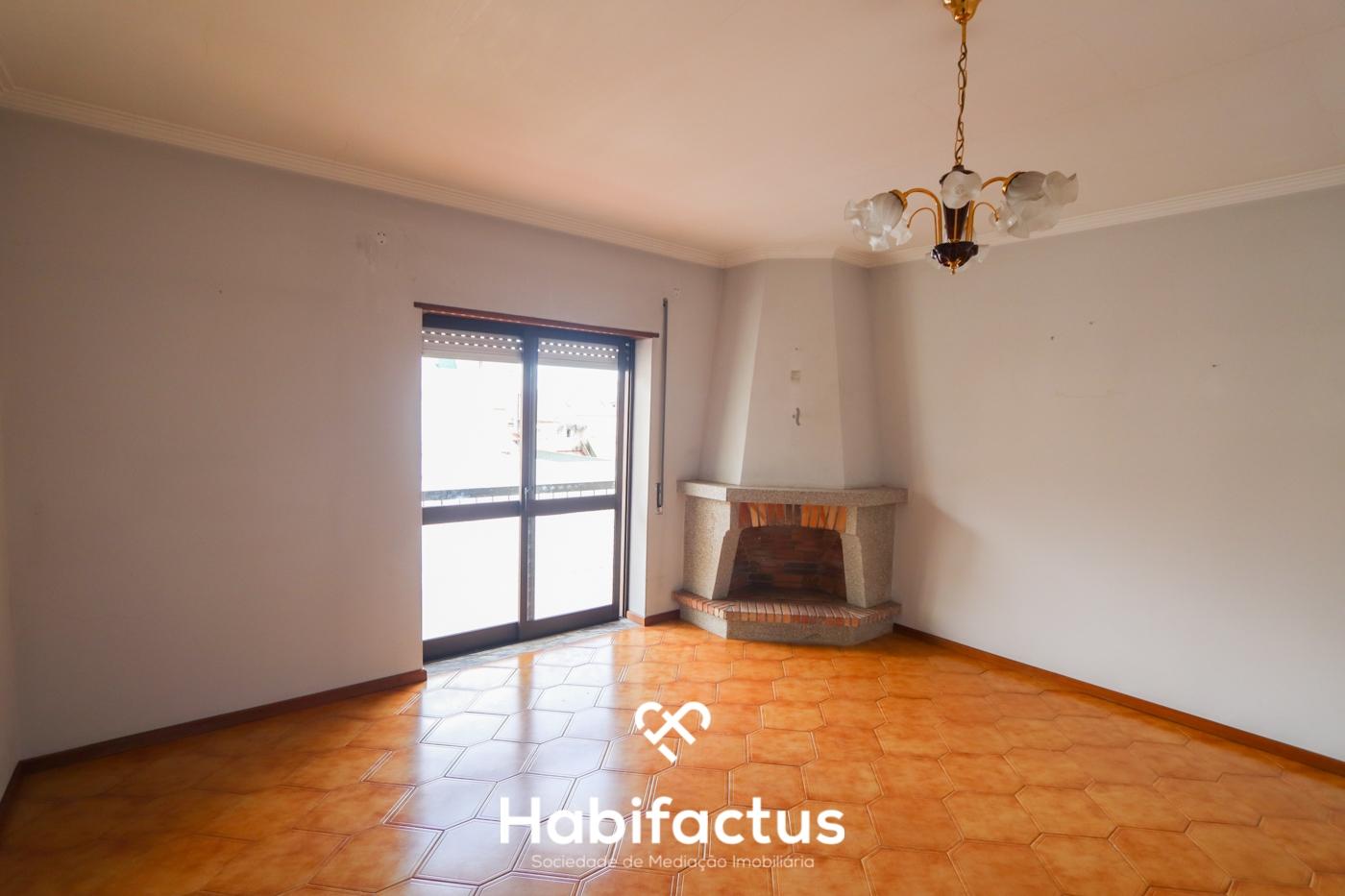 Apartamento T3 com garagem à venda no centro da cidade.