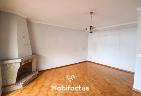 Apartamento T3 com garagem à venda no centro da cidade.