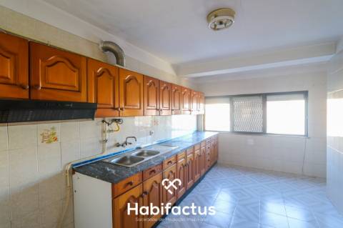 Apartamento T3 com garagem à venda no centro da cidade.