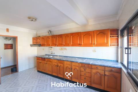 Apartamento T3 com garagem à venda no centro da cidade.