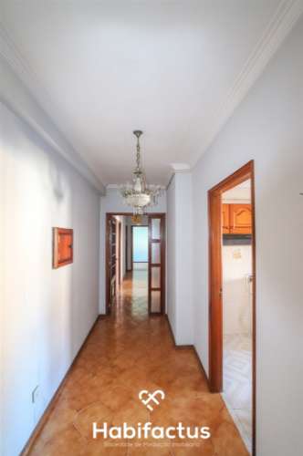 Apartamento T3 com garagem à venda no centro da cidade.